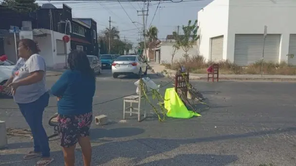 Bloqueo de la avenida principal en la colonia San Vicente Chuburná. Foto: Redes sociales