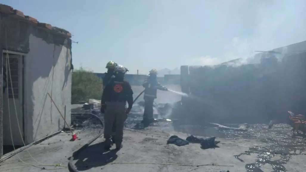 Sofocan incendio en tejaban de una vivienda en Santa Catarina