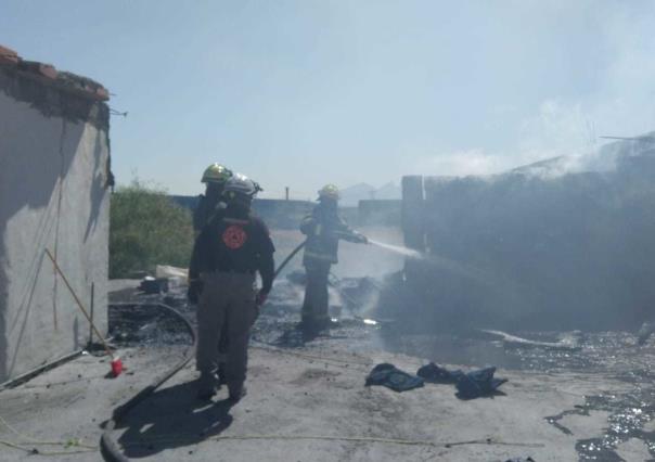 Sofocan incendio en tejaban de una vivienda en Santa Catarina