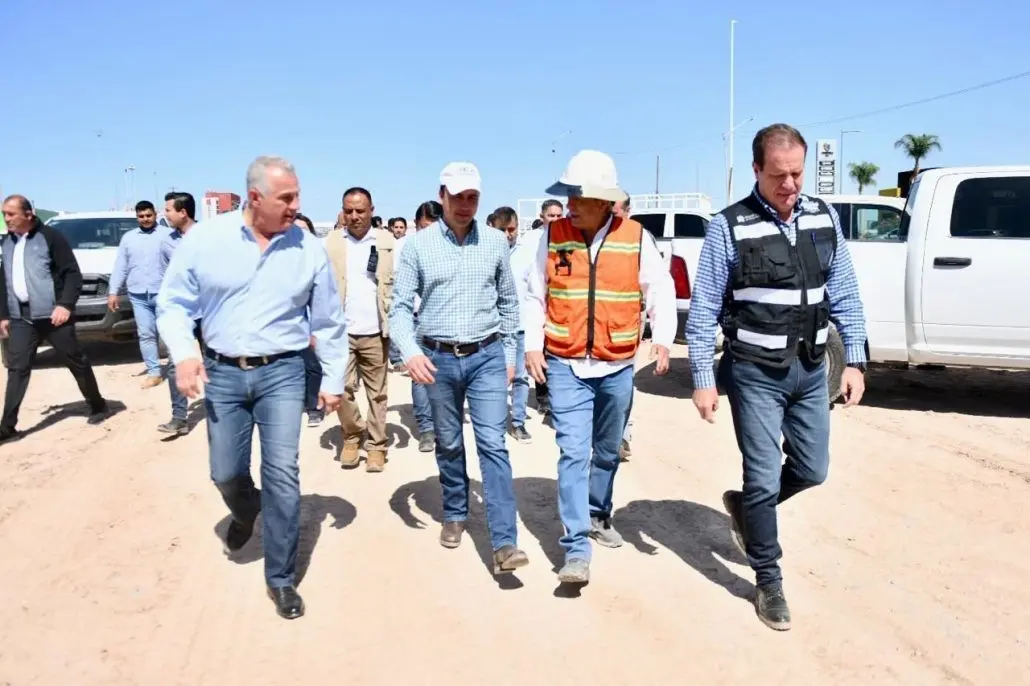 El director de Obras Públicas de Torreón, Juan Adolfo Von Bertrab, presentó al gobernador y al alcalde el avance y los detalles técnicos del trabajo realizado. (Fotografía: Gobierno de Torreón)