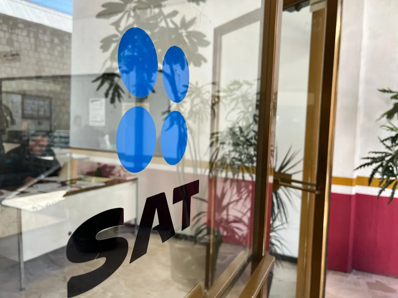 El SAT informó que las personas físicas deberán presentar su Declaración Anual 2023 dentro del periodo del 1 al 30 de abril del año en curso. Foto: Isaura Retana.