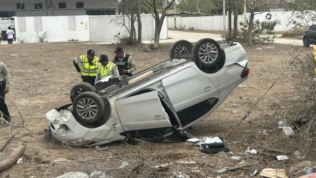 Se lleva tremendo susto tras volcar su vehículo en Periférico y salir ilesa