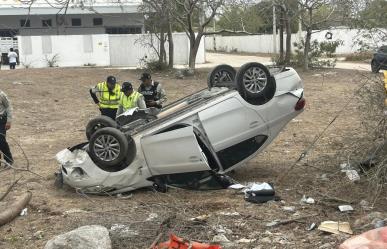 Se lleva tremendo susto tras volcar su vehículo en Periférico y salir ilesa