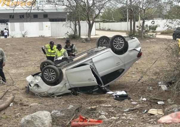 Se lleva tremendo susto tras volcar su vehículo en Periférico y salir ilesa