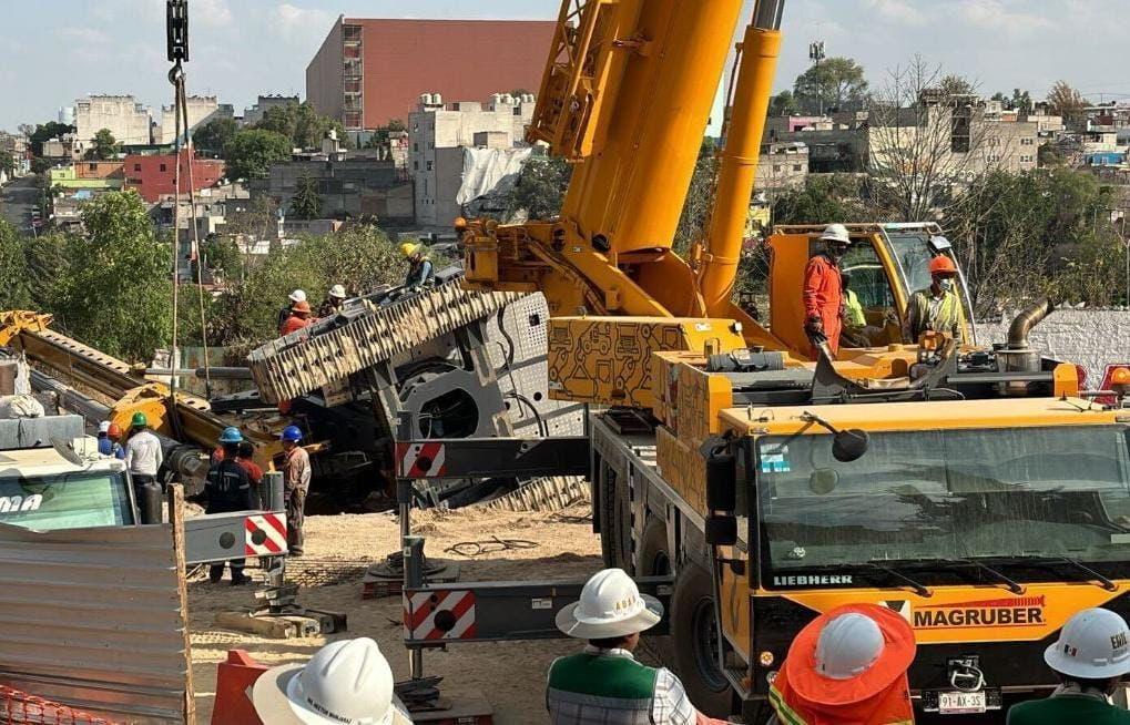 Otra más del Tren Interurbano El Insurgente, ahora volcó una perforadora