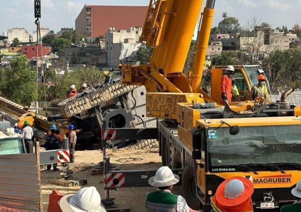 Otra más del Tren Interurbano El Insurgente, ahora volcó una perforadora