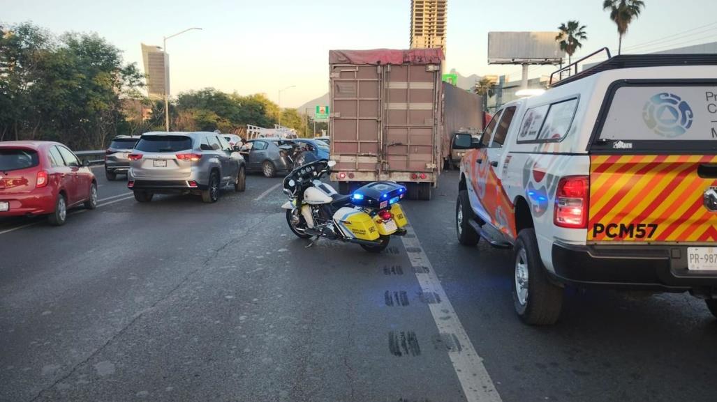 Tráiler se queda sin frenos en Monterrey; se lleva de encuentro 17 autos