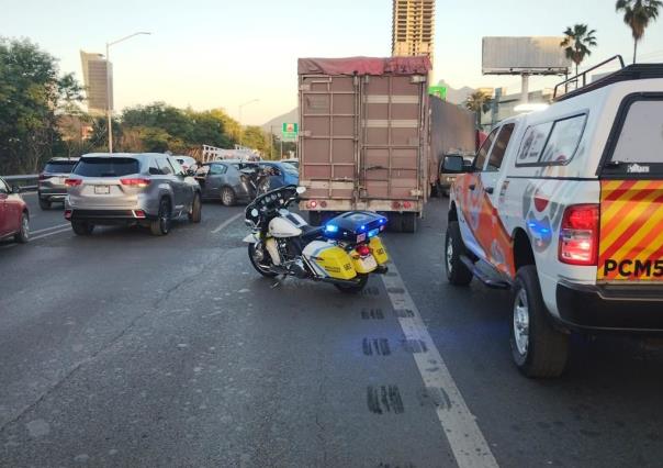 Tráiler se queda sin frenos en Monterrey; se lleva de encuentro 17 autos