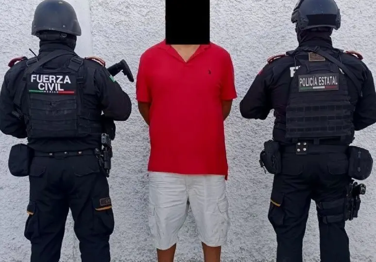 El presunto infractor, identificado como Juan N, de 41 años de edad, fue interceptado por las autoridades, quienes le incautaron un arma larga, municiones y una camioneta. Foto: Grupo de Coordinación de Seguridad en Nuevo León.