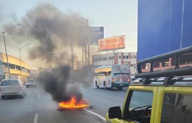 Se incendia moto tras choque en Centro de Monterrey