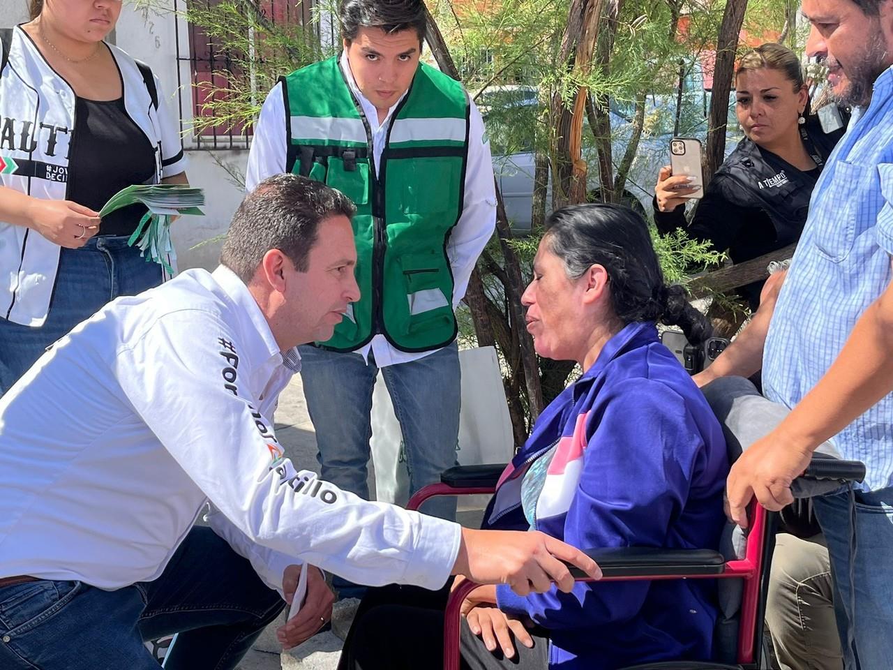 El candidato Javier Díaz estuvo en la colonia Satélite Sur.  (Fotografía: Leslie Delgado)