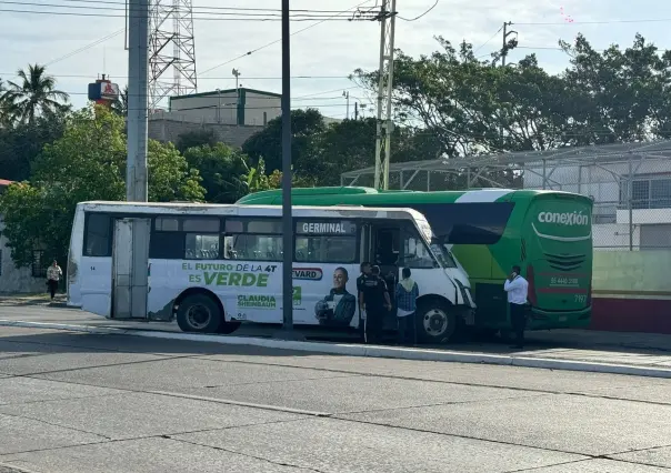 Autobús con falla mecánica causa choque en Tampico