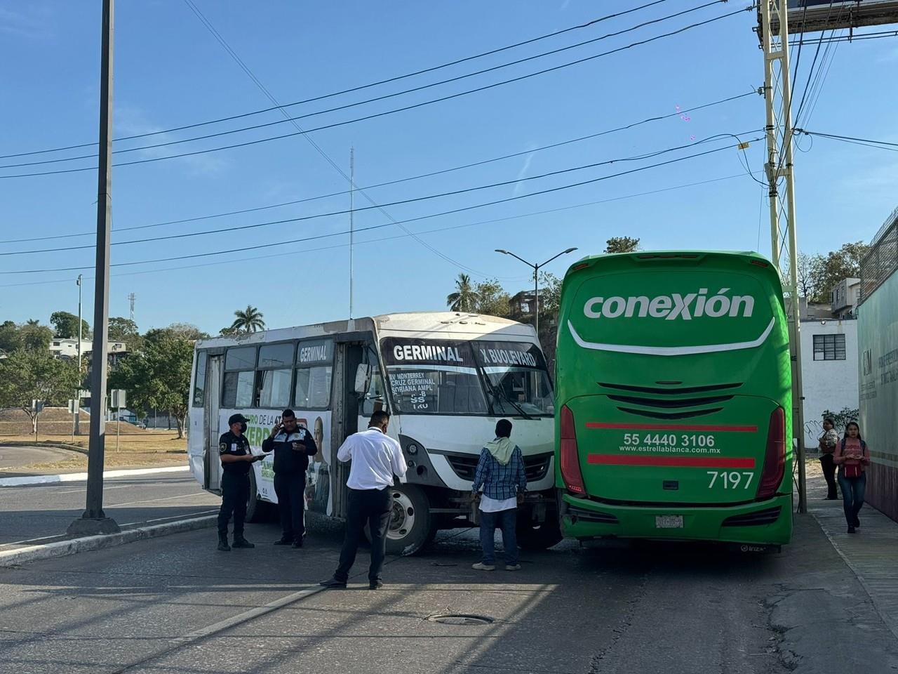 Autobús con falla mecánica causa choque en Tampico