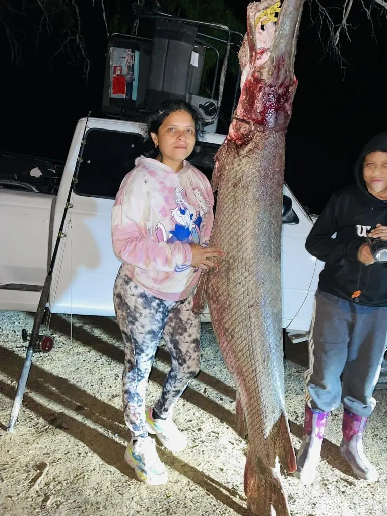 Capturan catán monstruo de casi dos metros en el río Bravo