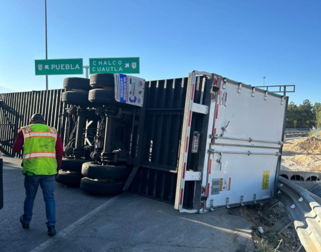 El tráiler volcado quedó en la salida de Chalco. Imagen: POSTA