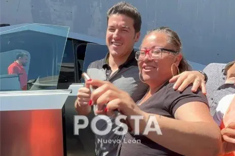Viajan vecinas de Guadalupe en Cybertruck con Samuel