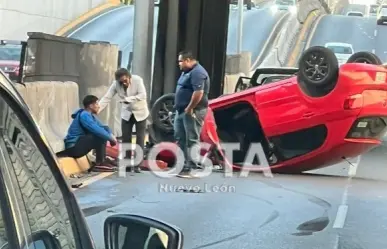 Volcadura deja un hombre herido en avenida Garza Sada