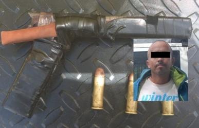 Detienen a un hombre con arma de fuego hechiza en Monterrey