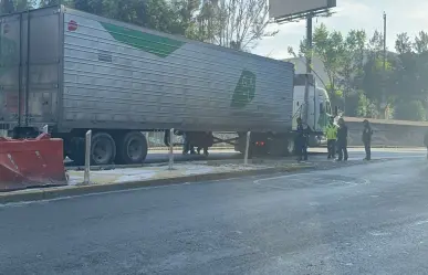 Tráiler atrapado bajo puente genera caos vial en Viaducto