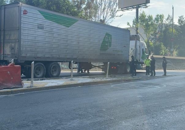 Tráiler atrapado bajo puente genera caos vial en Viaducto