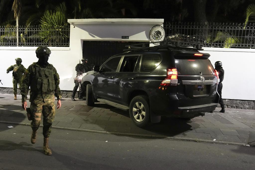 El gobierno mexicano concediera asilo político al exvicepresidente Jorge Glas, que buscó refugio en la sede diplomática en diciembre. La policía irrumpió después dentro de la embajada por otra puerta. (AP Foto/Dolores Ochoa)