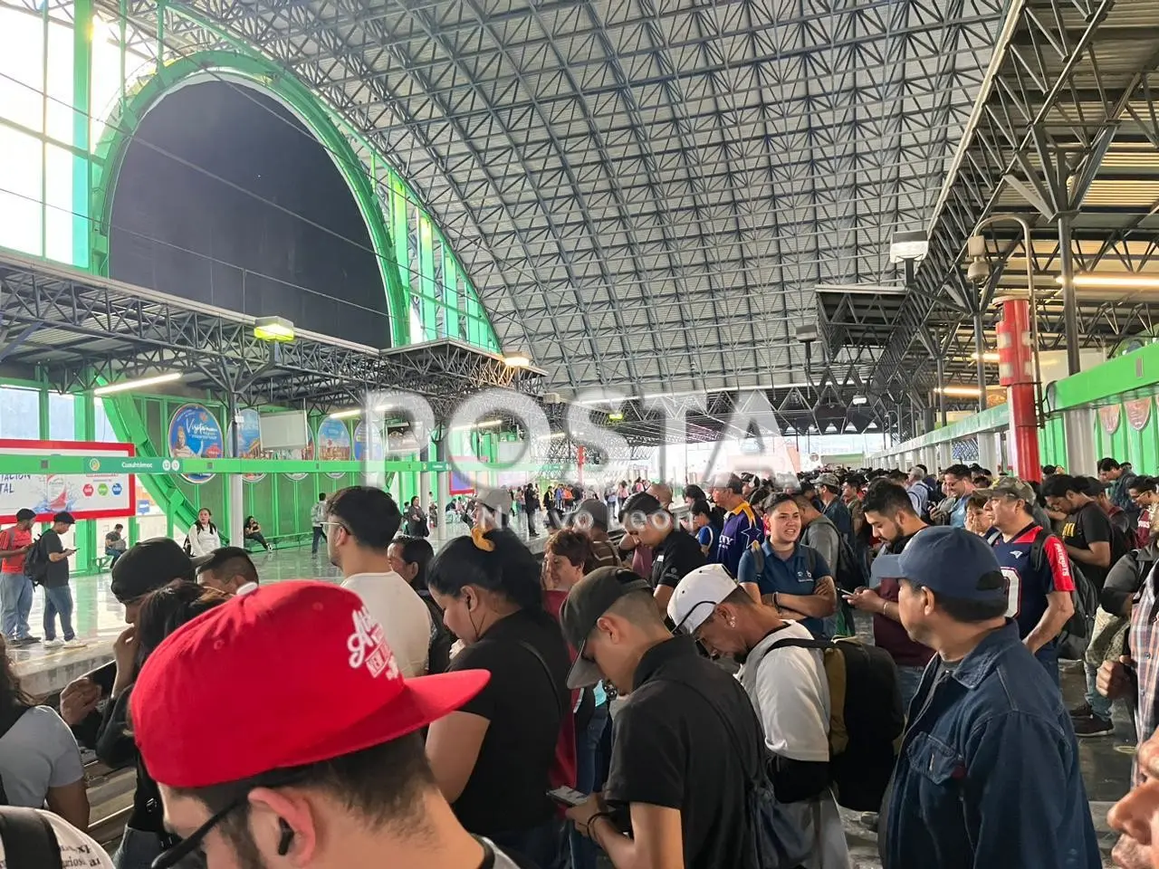 Capta POSTA MX discusión en el Metro, le intentaron robar el celular. Foto: Rafael Enriquez