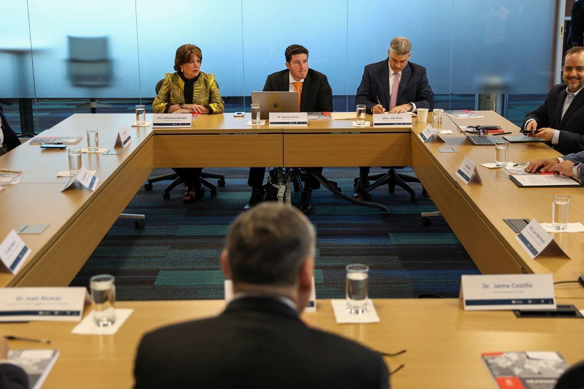 La reunión contó con la presencia de los rectores de la UANL, Santos Guzmán López, y Leonardo Lomelí de la UNAM. Foto: Gobierno de Nuevo León