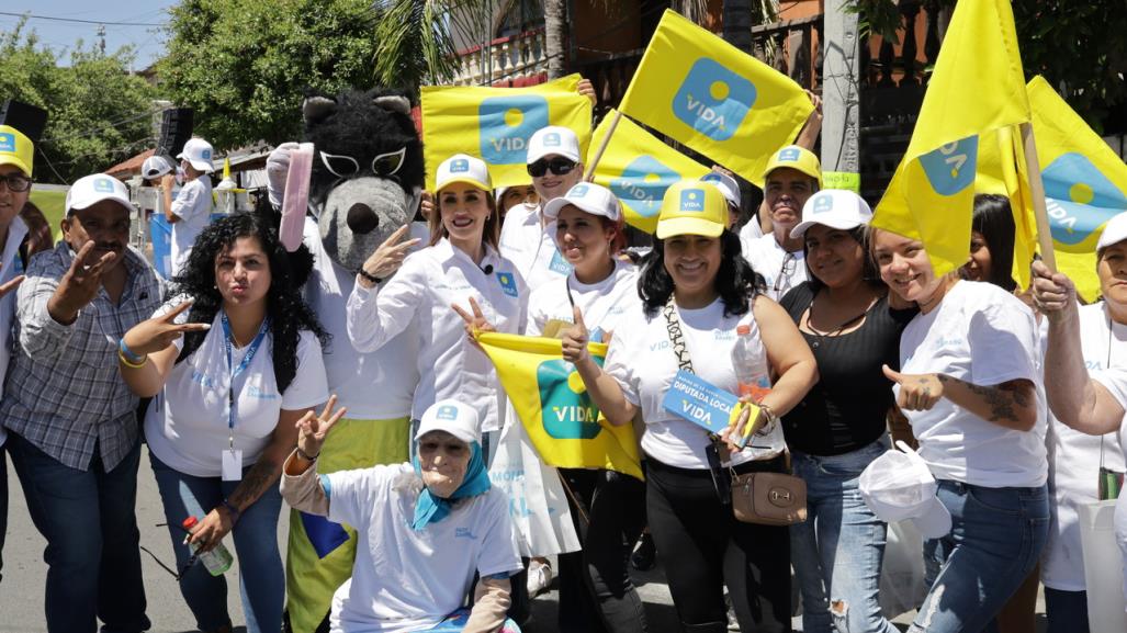 “Defenderé a mujeres maltratadas”: Marina de la Garza camina con todo y botargas