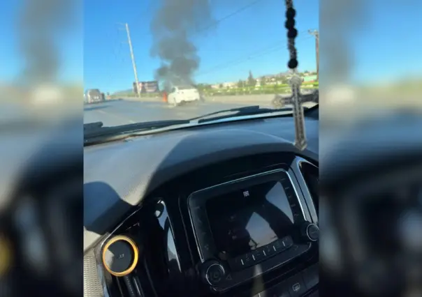 ¡Última Hora! Se incendia vehículo sobre el Periférico LEA, en plena hora pico 