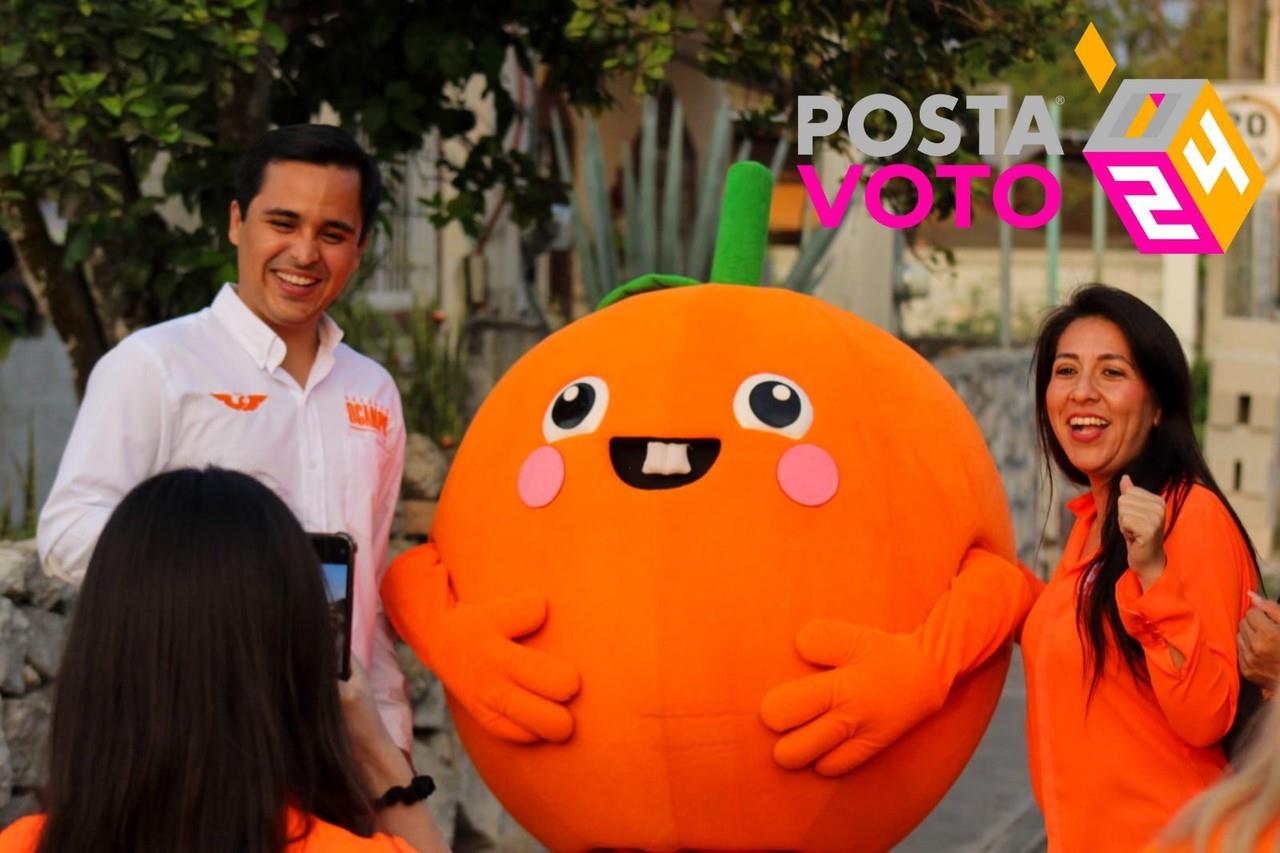 Gerardo Ocampo, candidato a la alcaldía de Mérida por Movimiento Ciudadano, continuó su campaña visitando a vecinos de Chablekal.- Foto de Cortesía