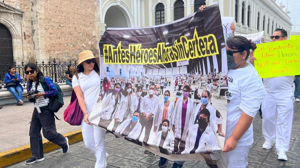 Personal de salud vuelve a manifestarse frente a Palacio de Gobierno de Yucatán