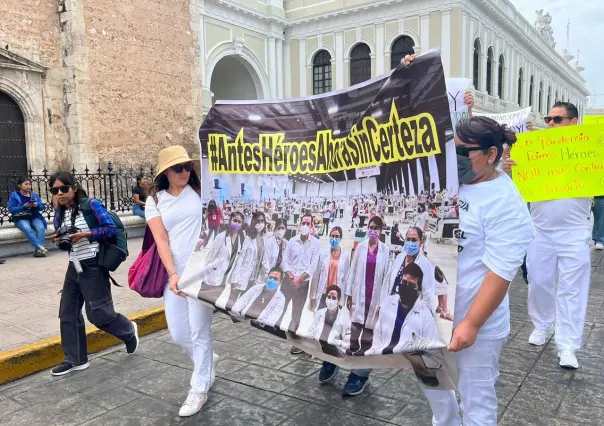 Personal de salud vuelve a manifestarse frente a Palacio de Gobierno de Yucatán