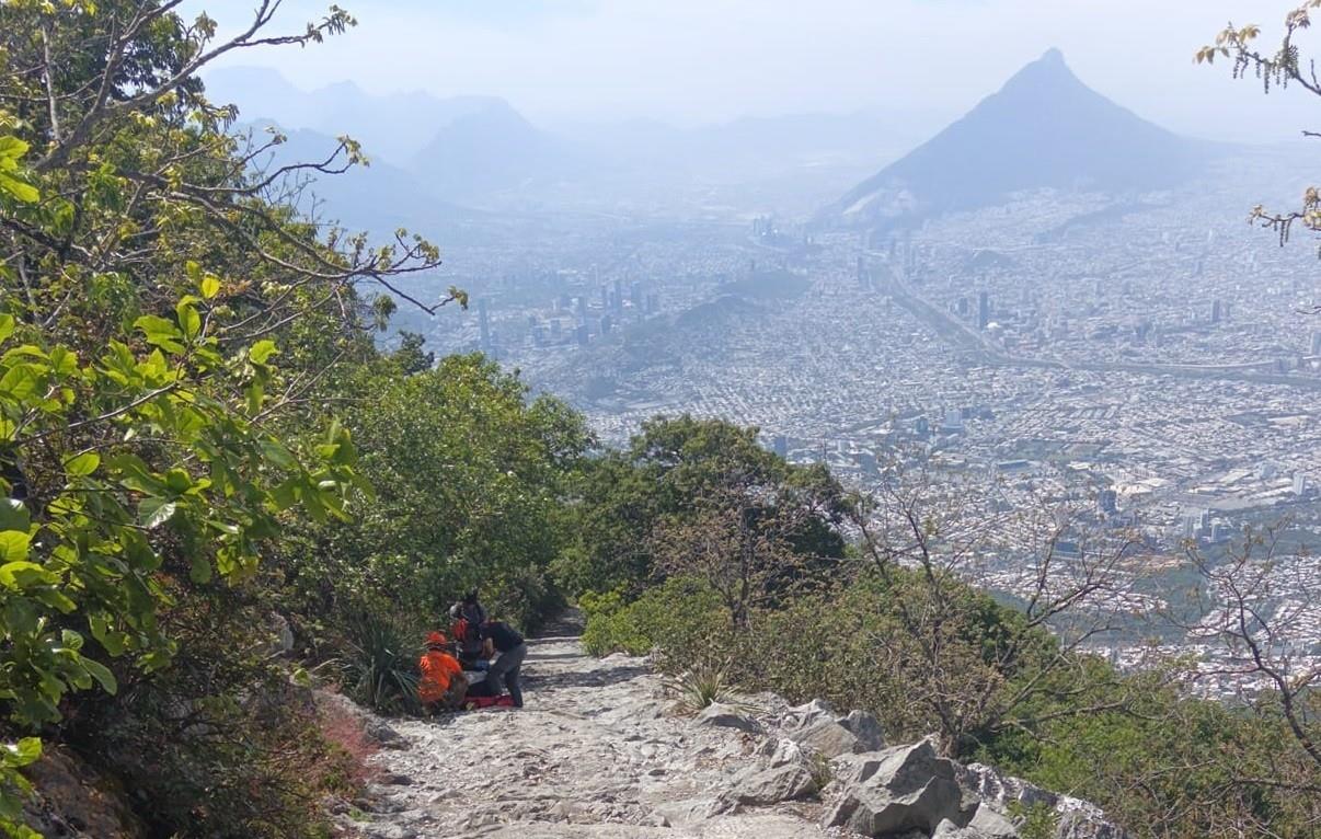 Rescata Protección Civil de Guadalupe a joven lesionado en Cerro de la Silla