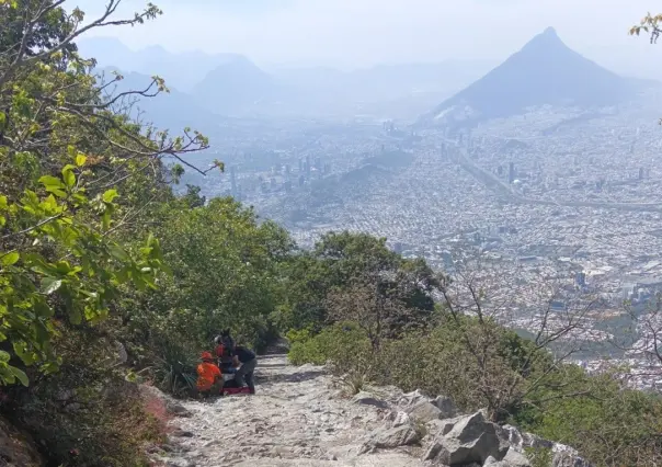 Rescata Protección Civil de Guadalupe a joven lesionado en Cerro de la Silla