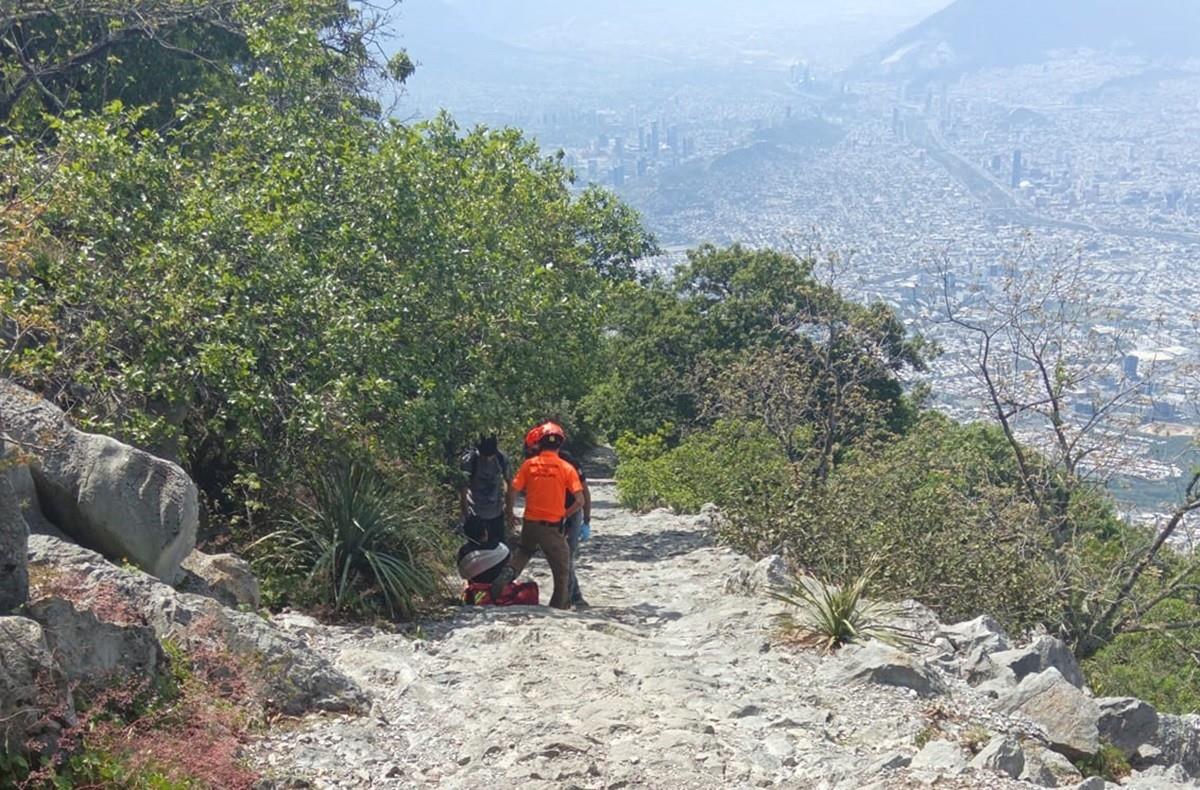 Rescata Protección Civil de Guadalupe a joven lesionado en Cerro de la Silla