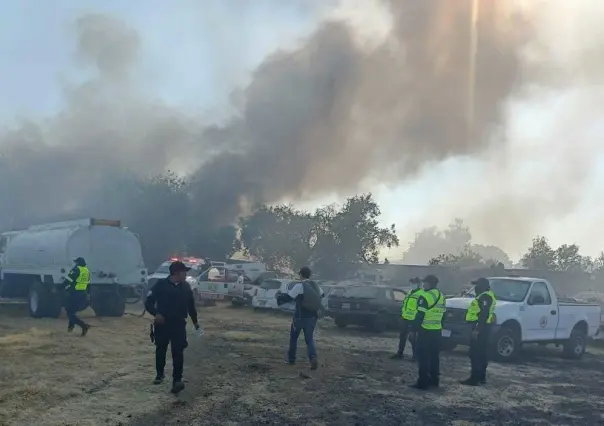 Sofocan incendio en depósito de vehículos en Amecameca