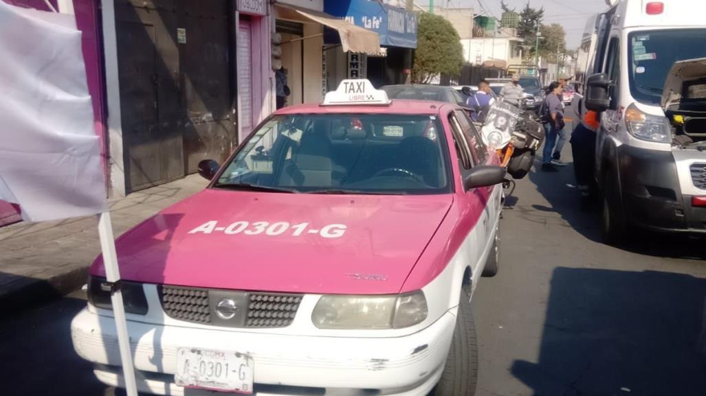 Taxista pierde el control de su vehículo y choca en puesto de comida