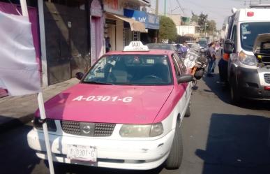 Taxista pierde el control de su vehículo y choca en puesto de comida