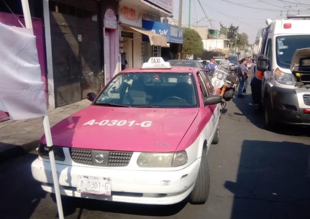 Taxista pierde el control de su vehículo y choca en puesto de comida