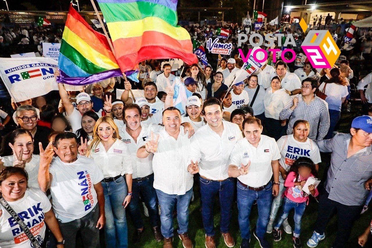 Renán Barrera Concha en su visita por Chelem y Dzemul, Yucatán. Foto: Cortesía