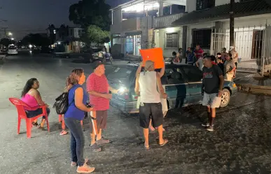 Vecinos arman bloqueo por fugas de aguas negras en Madero