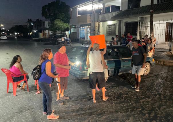 Vecinos arman bloqueo por fugas de aguas negras en Madero