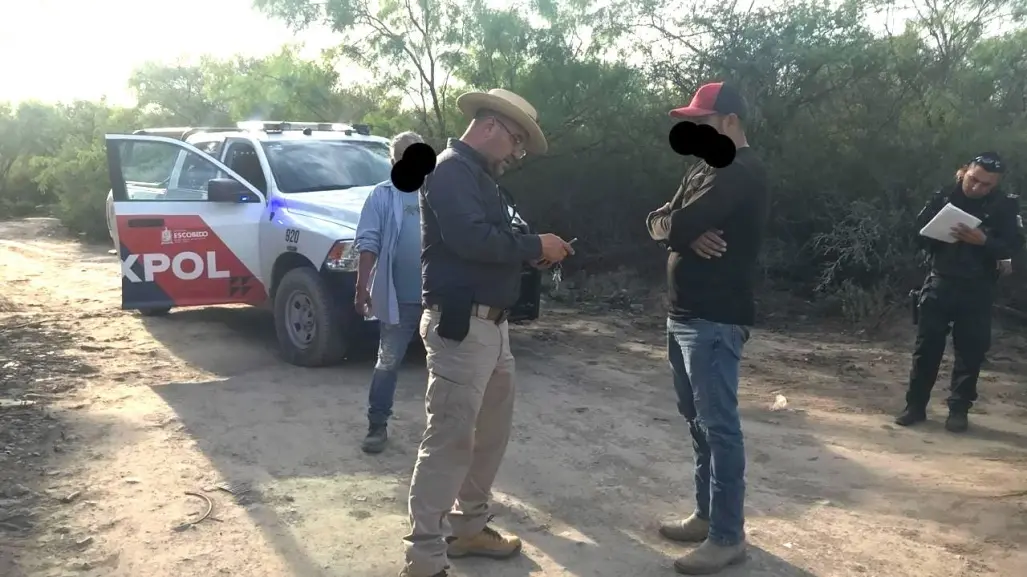 Multan a dos hombres por arrojar escombro al Río Pesquería con 108 mil pesos