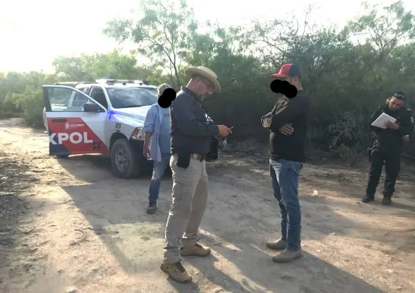 Multan a dos hombres por arrojar escombro al Río Pesquería con 108 mil pesos