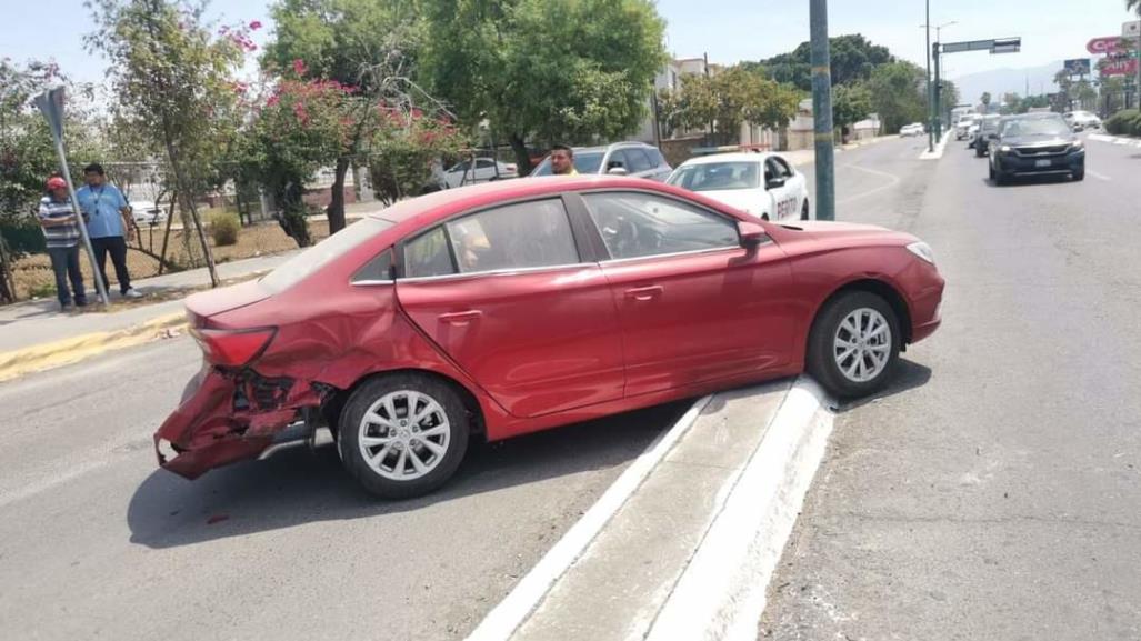 Empleados de agencia chocan auto en maniobra en Ciudad Victoria