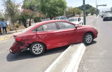 Empleados de agencia chocan auto en maniobra en Ciudad Victoria