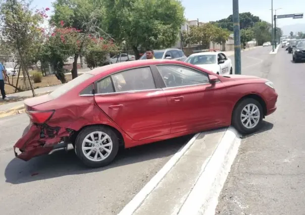 Empleados de agencia chocan auto en maniobra en Ciudad Victoria