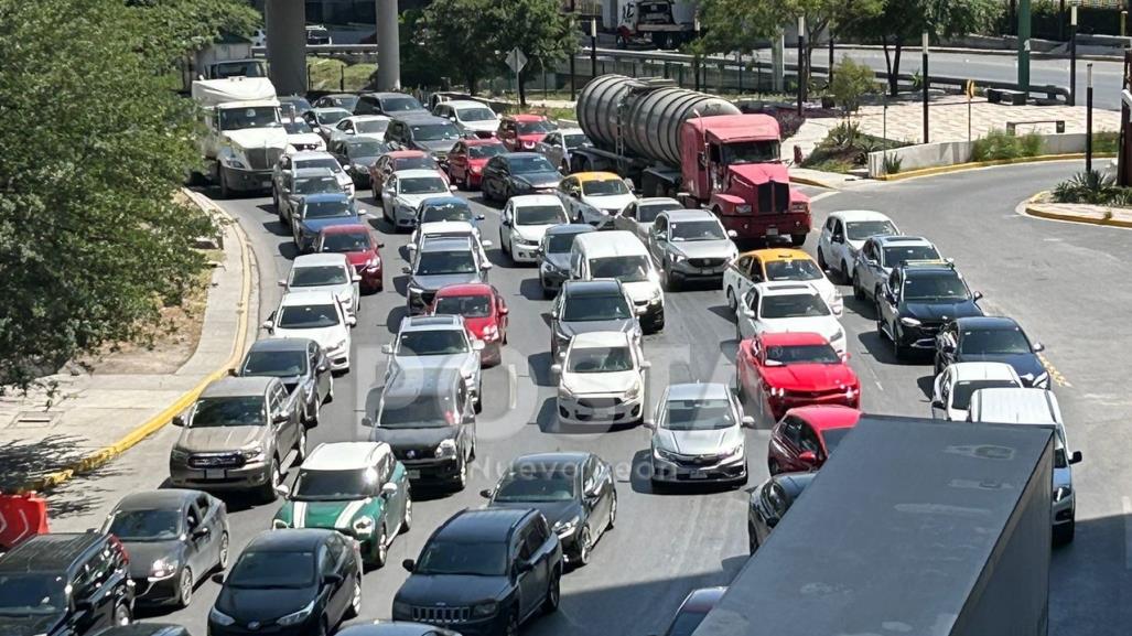 Choque y Expo Japón Monterrey, colapsan la avenida Fundidora