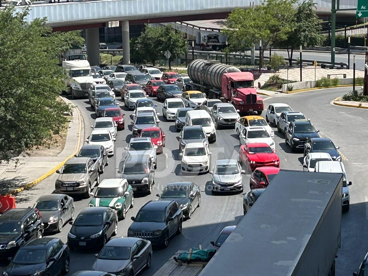 El tráfico se encuentra colapsado por un choque y la Expo Japón Monterrey. Foto: Diego Beltrán