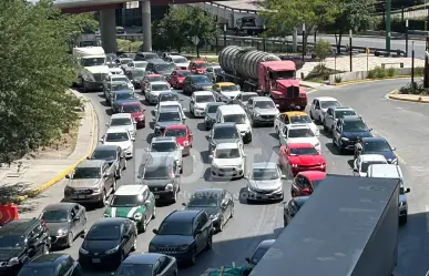 Choque y Expo Japón Monterrey, colapsan la avenida Fundidora